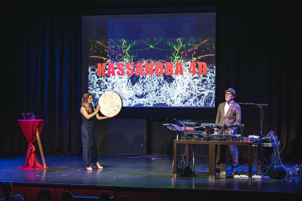 Kassandra 4 D von und mit Schauspielerin und Autorin RITA LUKSCH, Musiker und Grammy-Gewinner GEORG O. LUKSCH und Experimentalfilmer ERICH HEYDUCK