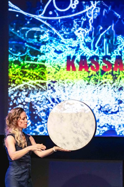 Kassandra 4 D von und mit Schauspielerin und Autorin RITA LUKSCH, Musiker und Grammy-Gewinner GEORG O. LUKSCH und Experimentalfilmer ERICH HEYDUCK