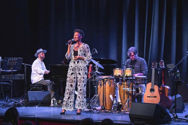 Yinet Rojas – Latin Trés Urlaubsträume und Lebensfreude