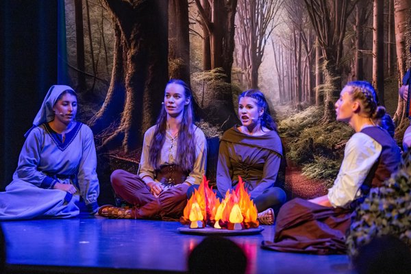 Robin Hood - Eine Heldinnengeschichte Gugg Eigenproduktion - ein Musiktheater von Kindern, für Kinder