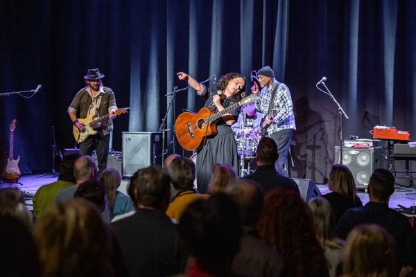 MEENA CRYLE & CHRIS FILLMORE BAND  von Soul bis Rock`n´Roll